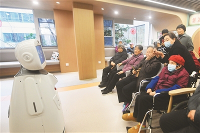从照料起居到情感陪伴 养老机器人温暖幸福晚年